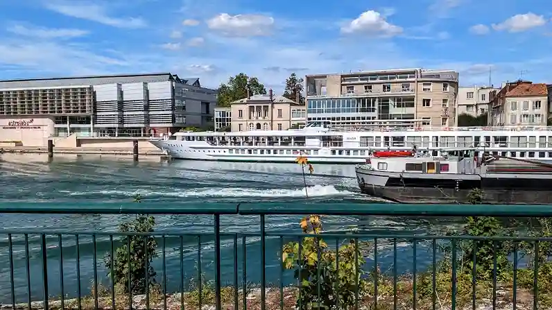 Melun - Vue des bateaux sur la Seine